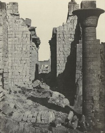 Thèbes. Palais de Karnak, cour des Bubastites et entrée principale de la salle hypostyle, 1852