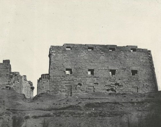Thèbes. Palais de Karnak, grand pylone du s-o, 1852