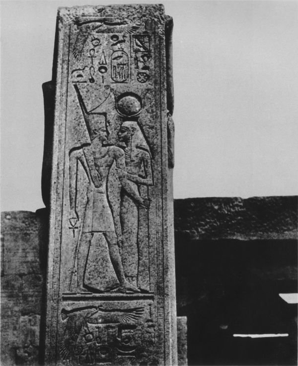 Thèbes. Palais de Karnak, piliers devant le sanctuaire de granit, 1850