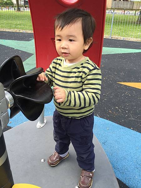 ［英國育兒隨手記*6 小牛仔1Y8M］一年前，一年後，孩子的