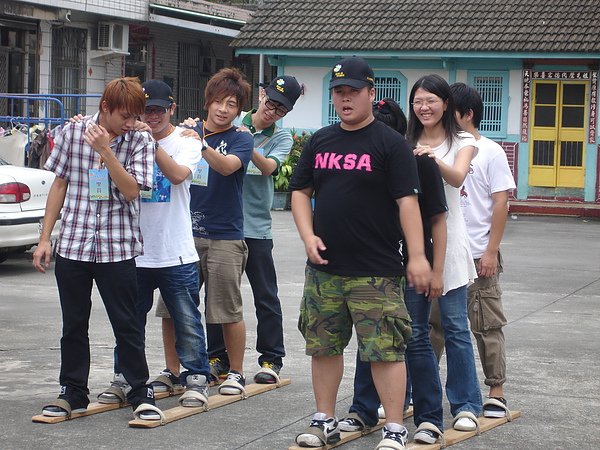 4人2腳