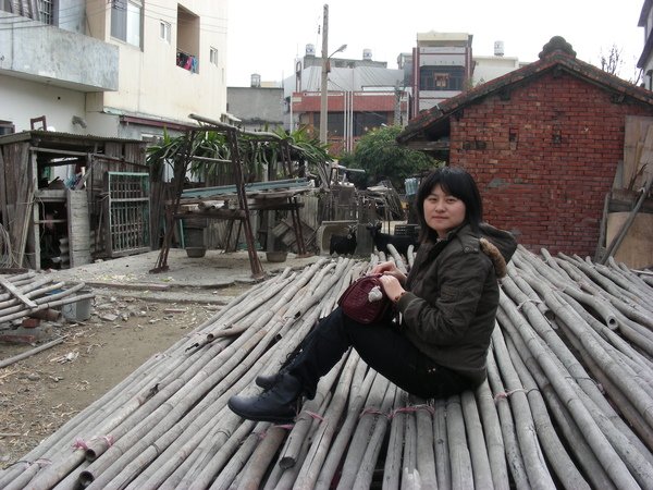 坐在棚架上.jpg