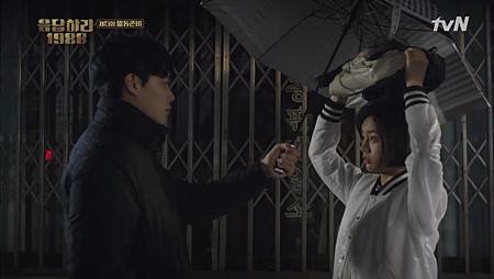 reply1988 비오는 밤, 혜리 기다리는 류준열 ′일찍 다녀′ 151120 EP.5 18.jpg