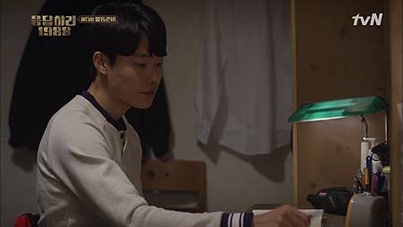 reply1988 비오는 밤, 혜리 기다리는 류준열 ′일찍 다녀′ 151120 EP.5 05.jpg