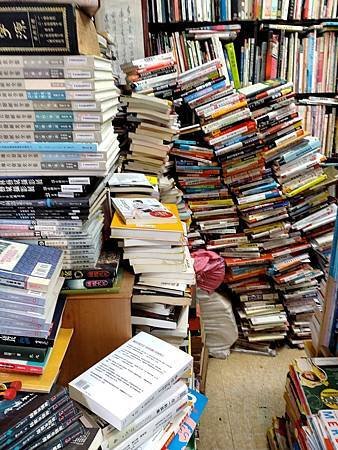 二手書買賣_黑輪二手書店(五權店)/台中西區二手書店/台中教