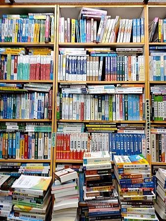 二手書買賣_黑輪二手書店(五權店)/台中西區二手書店/台中教