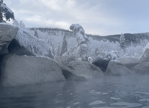 雪地泡湯，地熱溫泉