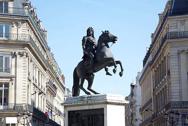 Equestrian_statue_of_King_Louis_XIV_in_Paris,_Place_des_Victoires.jpg