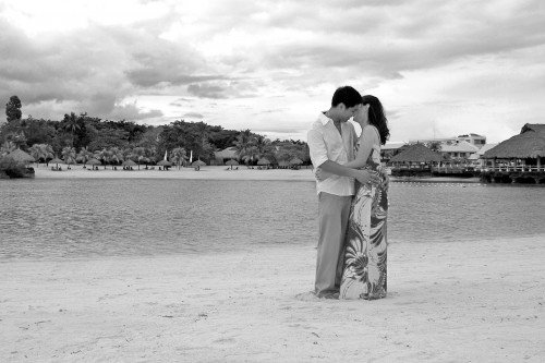 couple-at-alegrado-island-of-maribago-bluewater-beach-resort2