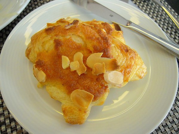 好吃的現做杏仁丹麥麵包