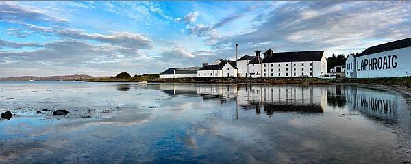 Laphroaig_Distillery_Panorama_2-1024x408.jpg