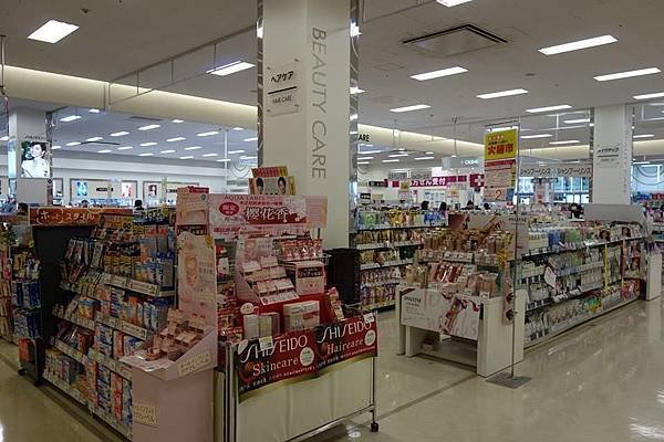 AEON　MALL 1樓美妝區 (1).jpg