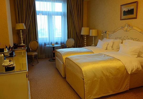  RADISSON ROYAL HOTEL 套房 (1).JPG