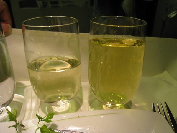 左 Highfield, Marlborough, Sauvignon Blanc, 2007 . 右 Forster Jesuitengarten.jpg