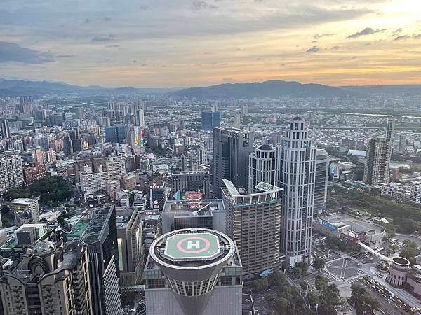 [新北最高景觀餐廳-360度全景觀視野俯瞰雙北夜景]Asia