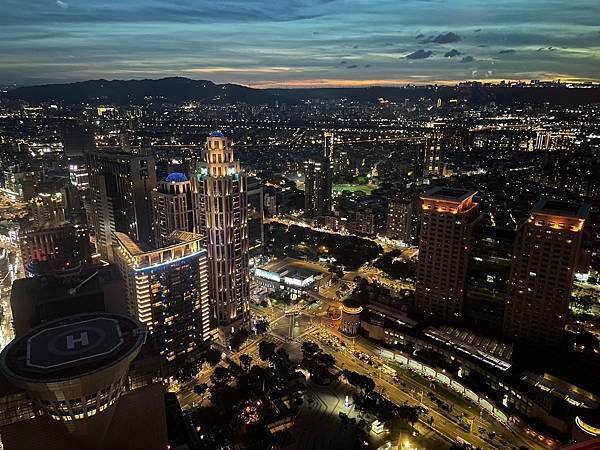 [新北最高景觀餐廳-360度全景觀視野俯瞰雙北夜景]Asia