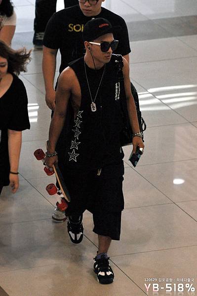 bigbangupdates taeyang gimpo airport_007