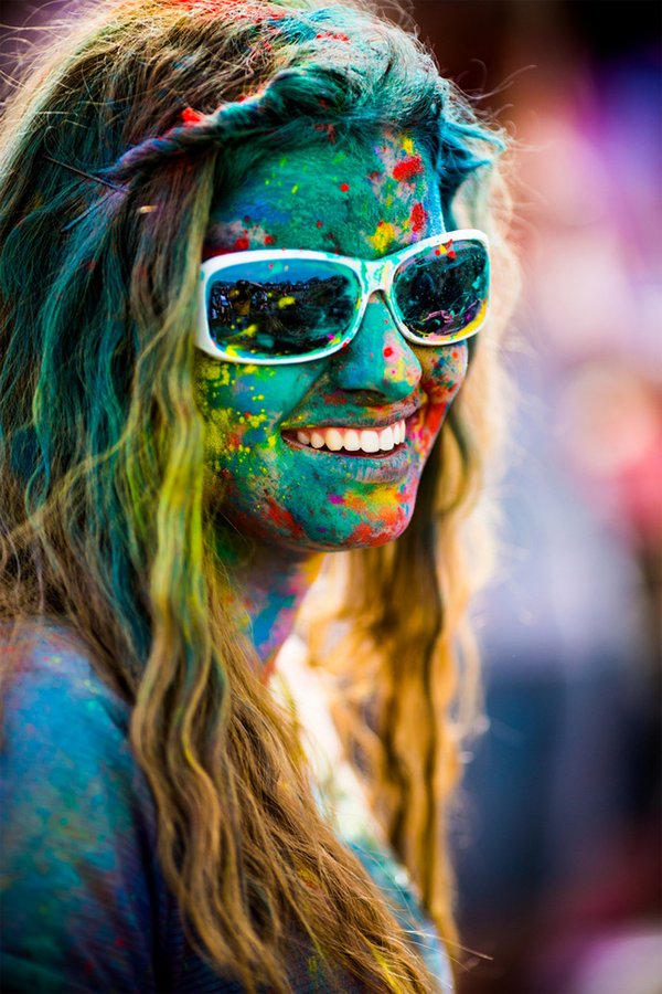holi-4