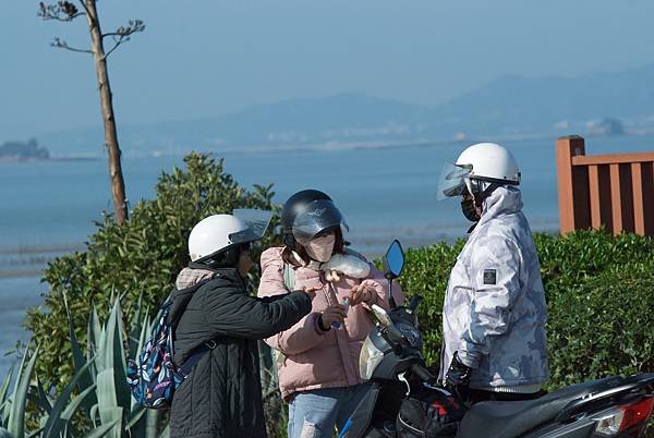 路人的服裝，真佩服機車騎士在這樣的天冷行動