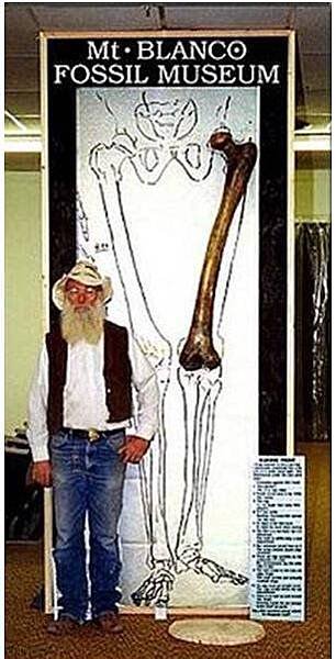 Joe Taylor本人与他复制的巨人大腿骨合照.jpg
