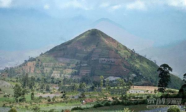 巴东火山的发现令人震惊。山丘实际上不是一个自然的山丘，而是一个300英尺高的金字塔台阶