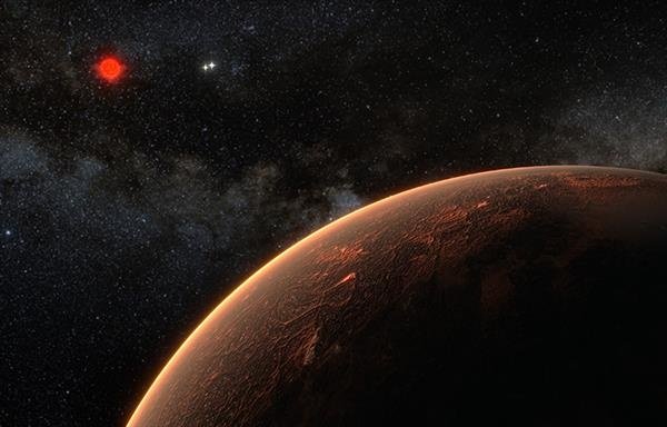 比鄰星b，其主星比鄰星是隸屬一個三恆星系統