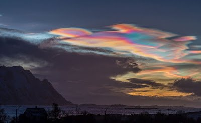 2016年的最後一天，天空出現了極地平流層雲和其他不尋常的雲象1.jpg