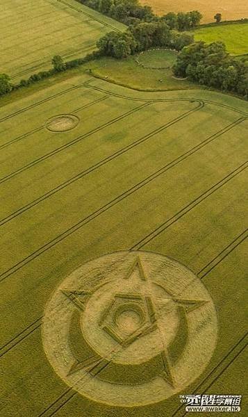 2015年7月15日出现的麦田圈，五角星直接指向巨石遗址.jpg