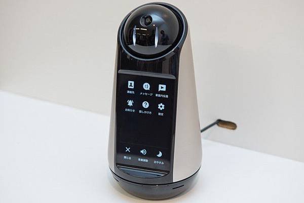 Xperia Hello! 頭部是具追蹤功能的攝影機.jpg