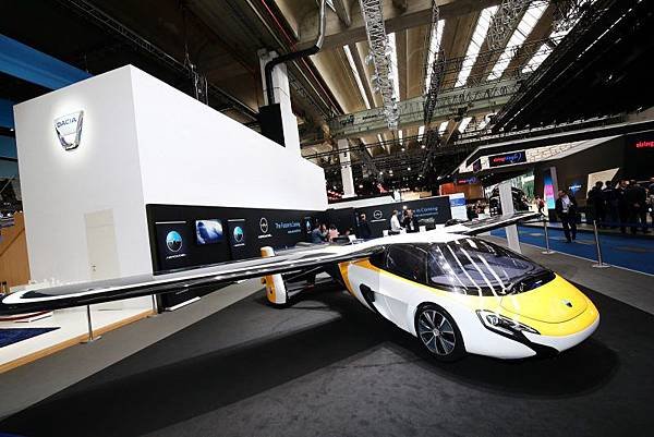 斯洛伐克公司 AeroMobil 已開發出可以展翅飛翔的汽車.jpg
