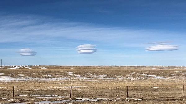 被稱為飛碟雲的莢狀雲（Lenticular cloud）1.jpg