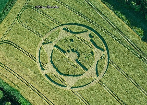 2018-6-20 英國威爾特郡「魔鬼巢穴」邊的七角星麥田圈-圖型已遭到破壞.jpg