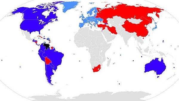 西方國家聯盟為藍色，歐亞集團為紅色，南方國家聯盟為灰色。每個集團在土地面積和人口上大致相等.jpg