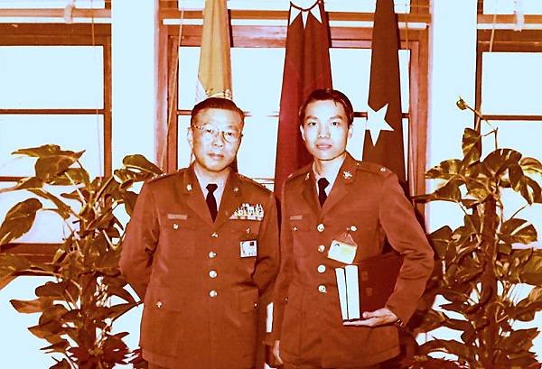 1975年青雲服務於政戰學校校長室.1977年校長許歷農將軍榮調離職前與青雲合照留念.jpg