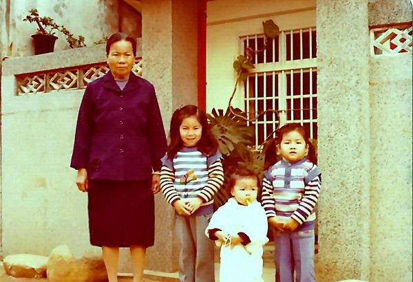 1977年母親與青雲的三千金於湖口鳳凰村家門口.jpg