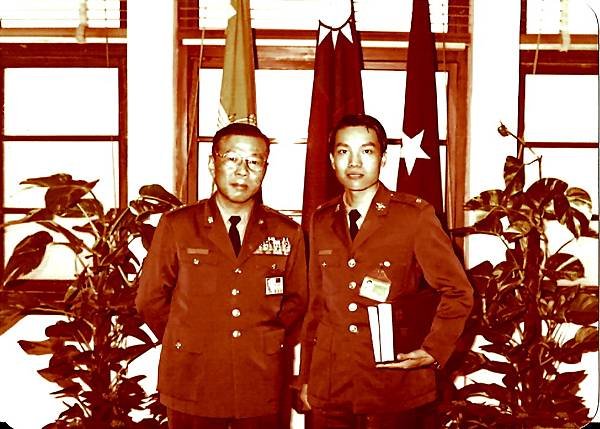 校長許歷農將軍榮調前青雲獲贈2鉅冊書籍.jpg