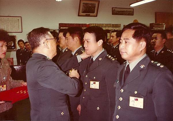1984年元旦晉陞上校總政戰部主任許上將為青雲配戴官階.jpg