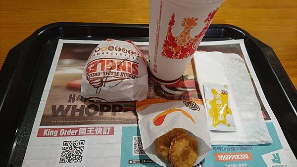 莎莎牛肉堡+雞塊+中可.JPG