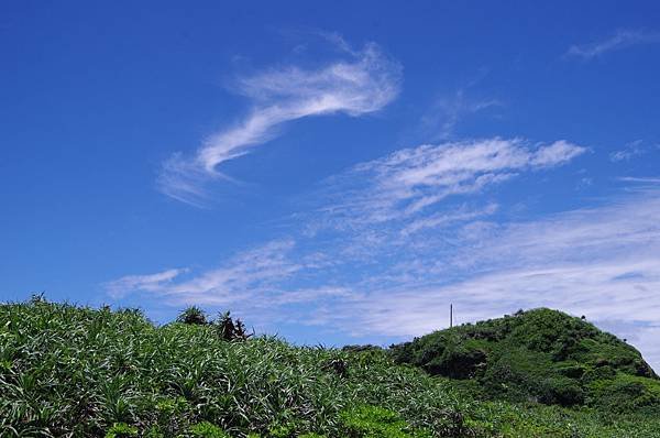 A47-IMGP2283-綠島燈塔附近海岸涼亭前山丘.JPG