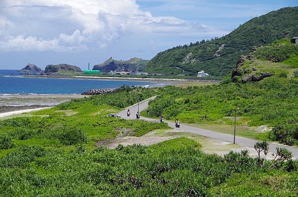 A55-IMGP2302-從綠島燈塔俯望牛頭山及海岸線道路.JPG