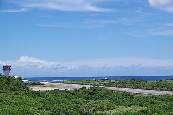 A54-IMGP2301-從綠島燈塔俯望綠島機場.JPG