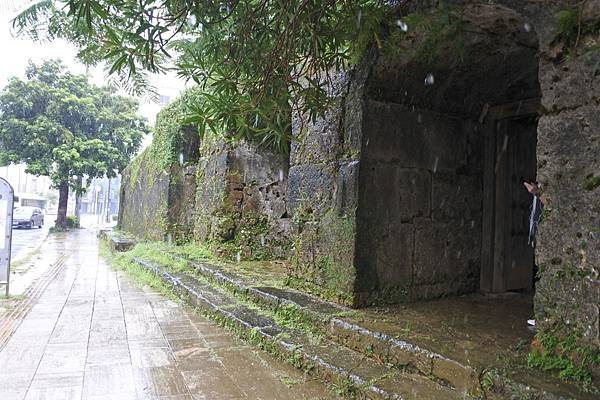 A25-DSC_2647-沖繩縣那霸市牧志飯店後舊崇元寺石門.JPG