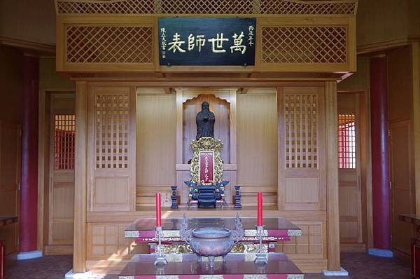 A47-IMGP3365-久米村孔子廟(陳立夫題字萬世師表).JPG