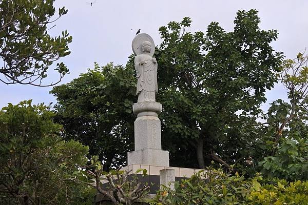 A50-DSC_2786-沖繩縣那霸市久米村波上宮附近警察墓園紀念碑前佛像.JPG