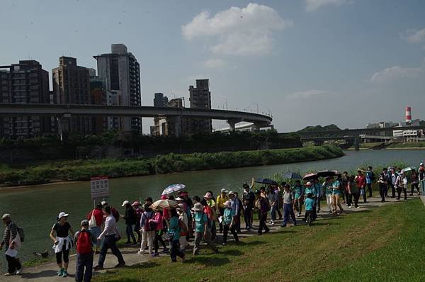 B19-IMGP5662-近300人大隊人馬沿基隆河畔踏青a.JPG