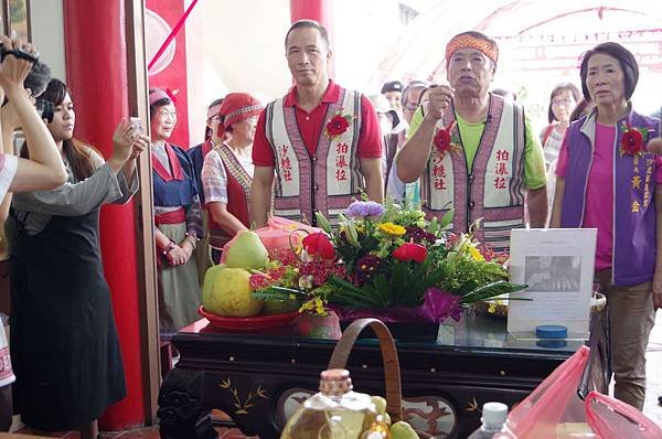 A13-農曆8月2日拍瀑拉族過年祭祖潘明燈理事長主祭.JPG