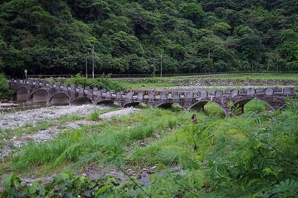 A04-橫臥白鮑溪的多孔石橋.JPG