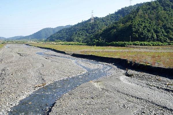 C04-橋下細水慢慢沿片頁岩砂礫邊流淌.jpg