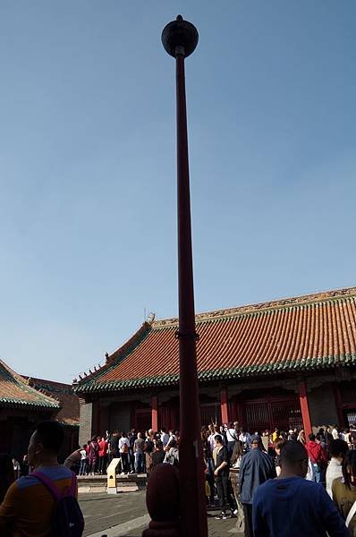 F20-IMGP5159-瀋陽故宮清寧宮前神竿(神竿，按照薩滿教習俗舉行祭天典禮時使用。祭祀時在竿頂錫斗放碎米雜肉餵神鵲（烏鴉），以示答謝天神的意思。).JPG