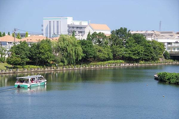 A051-遊艇緩緩推向河面，載著遊客駛往既定航路，作富岩運河各處景點的導遊。.JPG